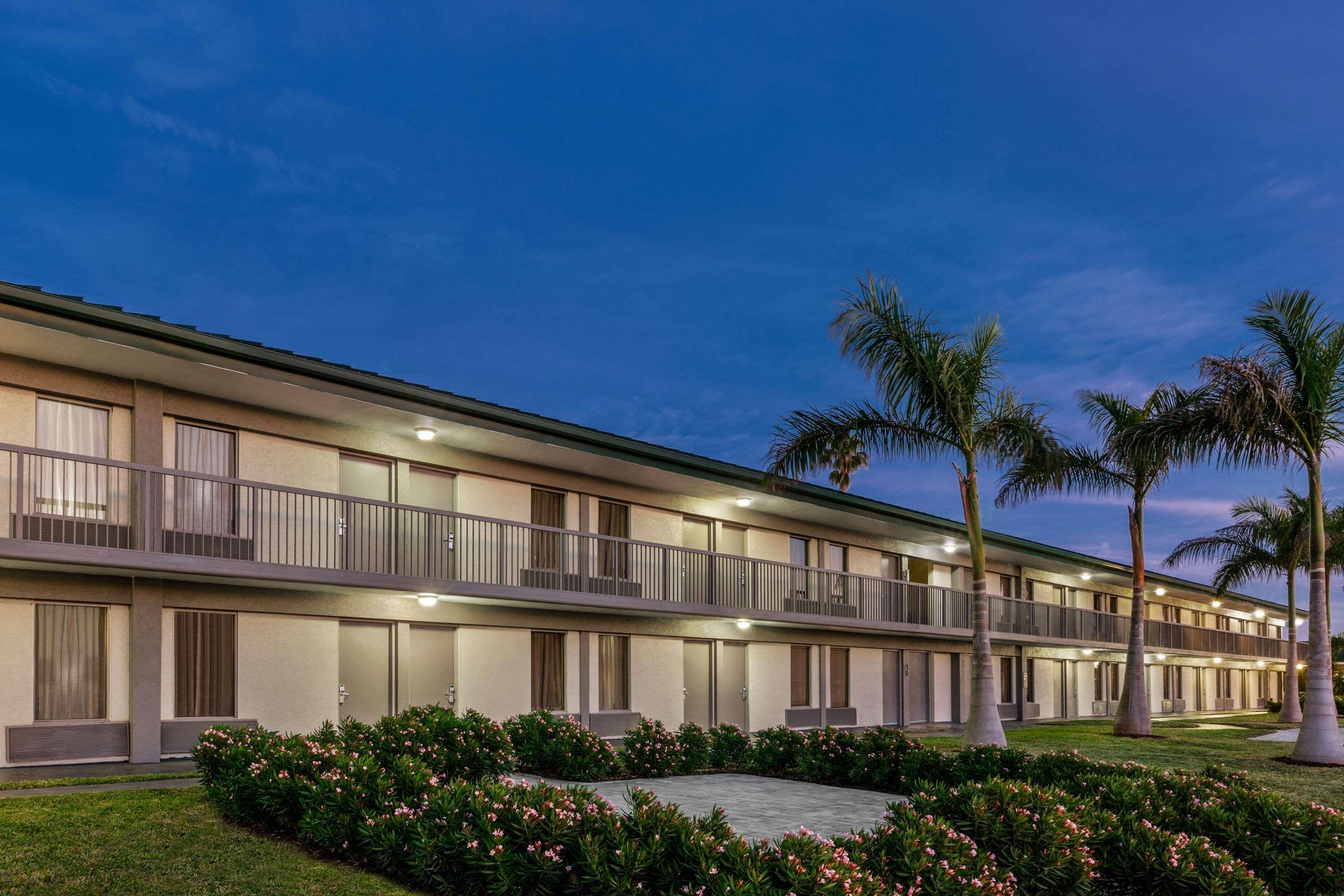 Ramada By Wyndham Sarasota Waterfront Hotel South Bradenton Exterior photo