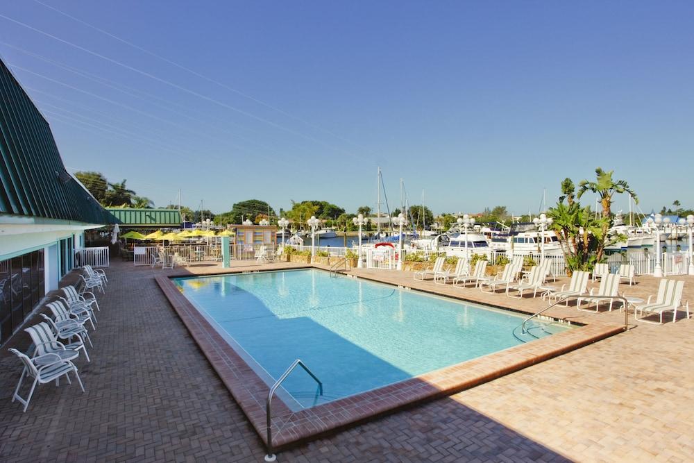 Ramada By Wyndham Sarasota Waterfront Hotel South Bradenton Exterior photo