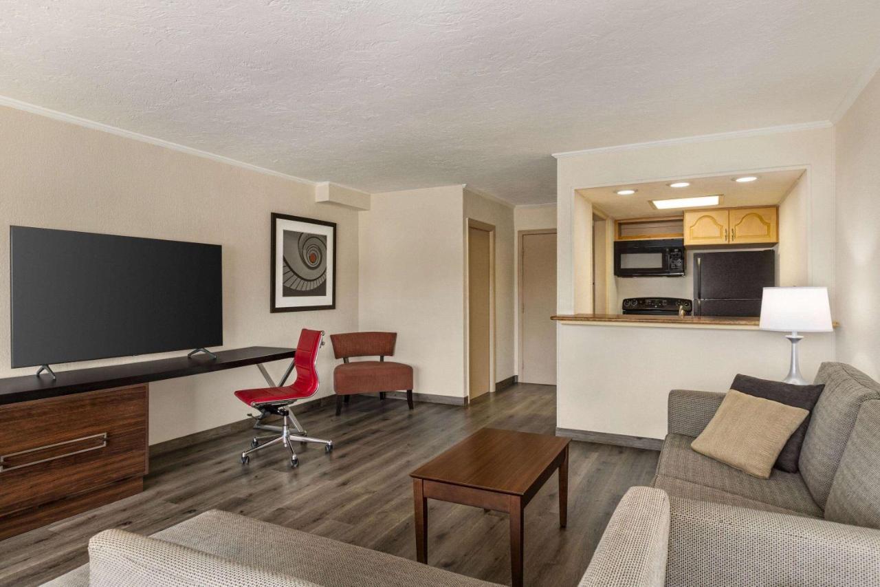 Ramada By Wyndham Sarasota Waterfront Hotel South Bradenton Exterior photo