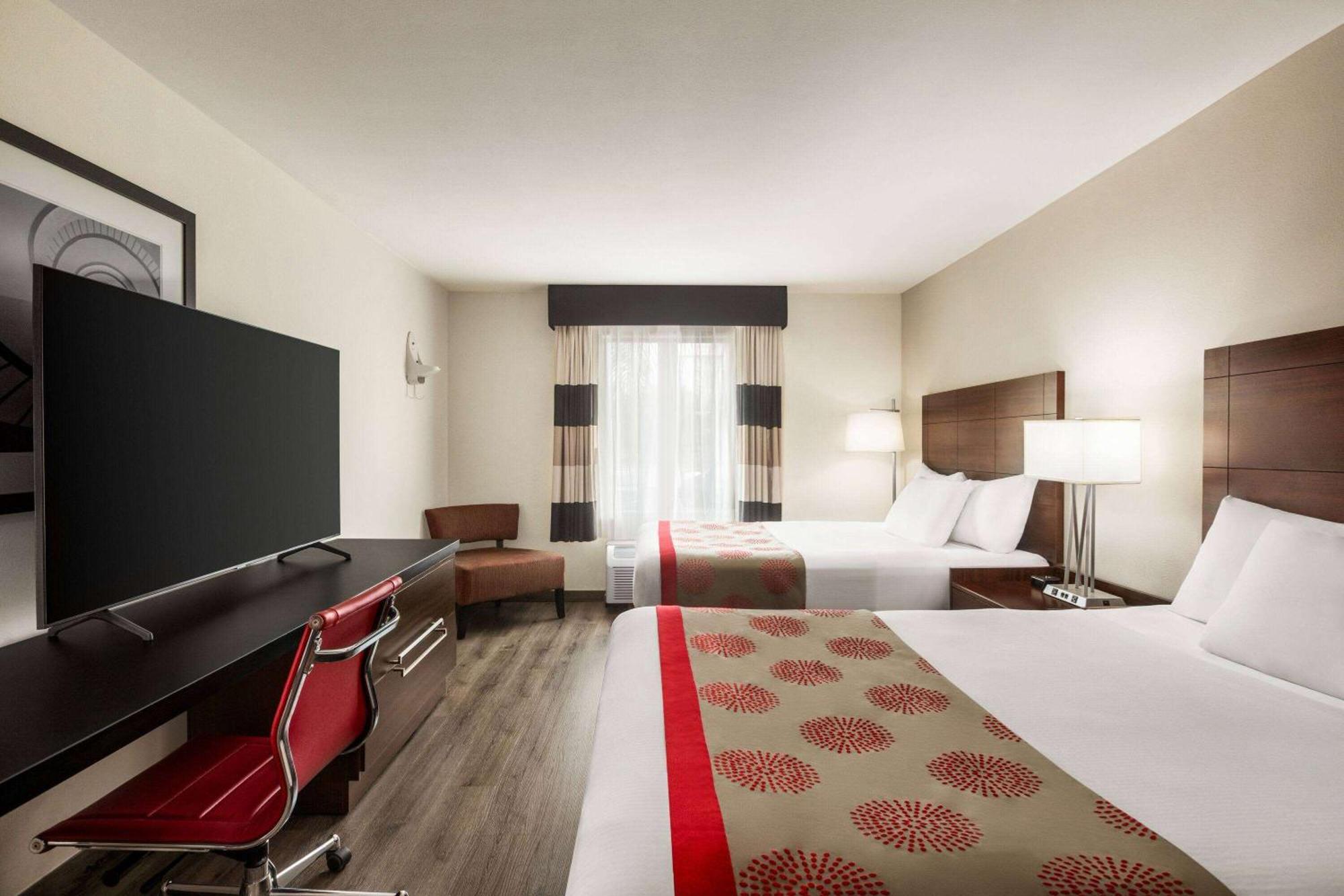 Ramada By Wyndham Sarasota Waterfront Hotel South Bradenton Exterior photo