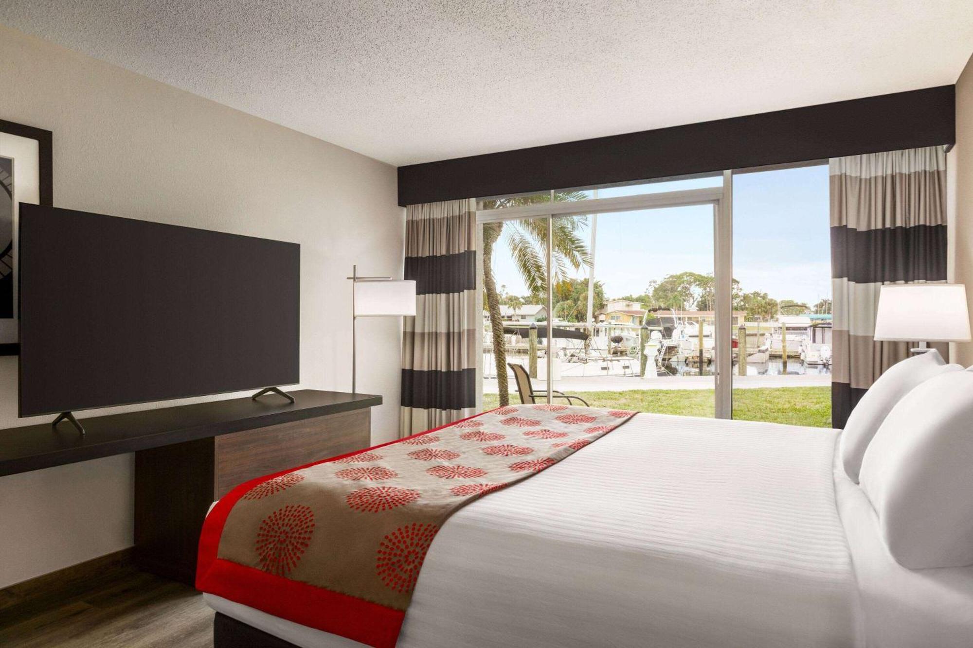 Ramada By Wyndham Sarasota Waterfront Hotel South Bradenton Exterior photo