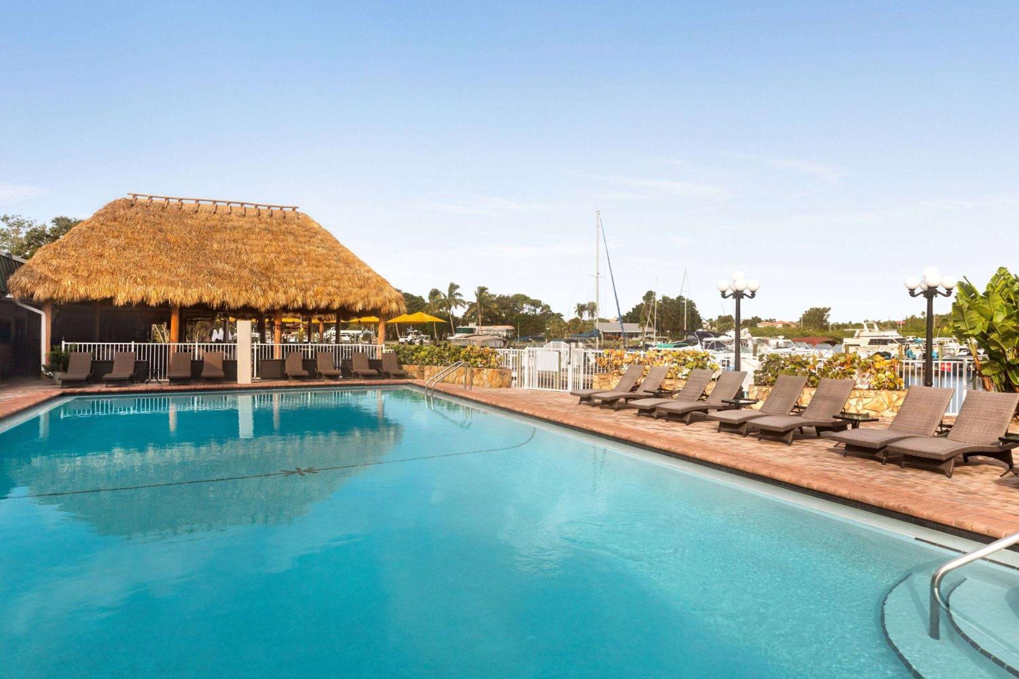 Ramada By Wyndham Sarasota Waterfront Hotel South Bradenton Exterior photo