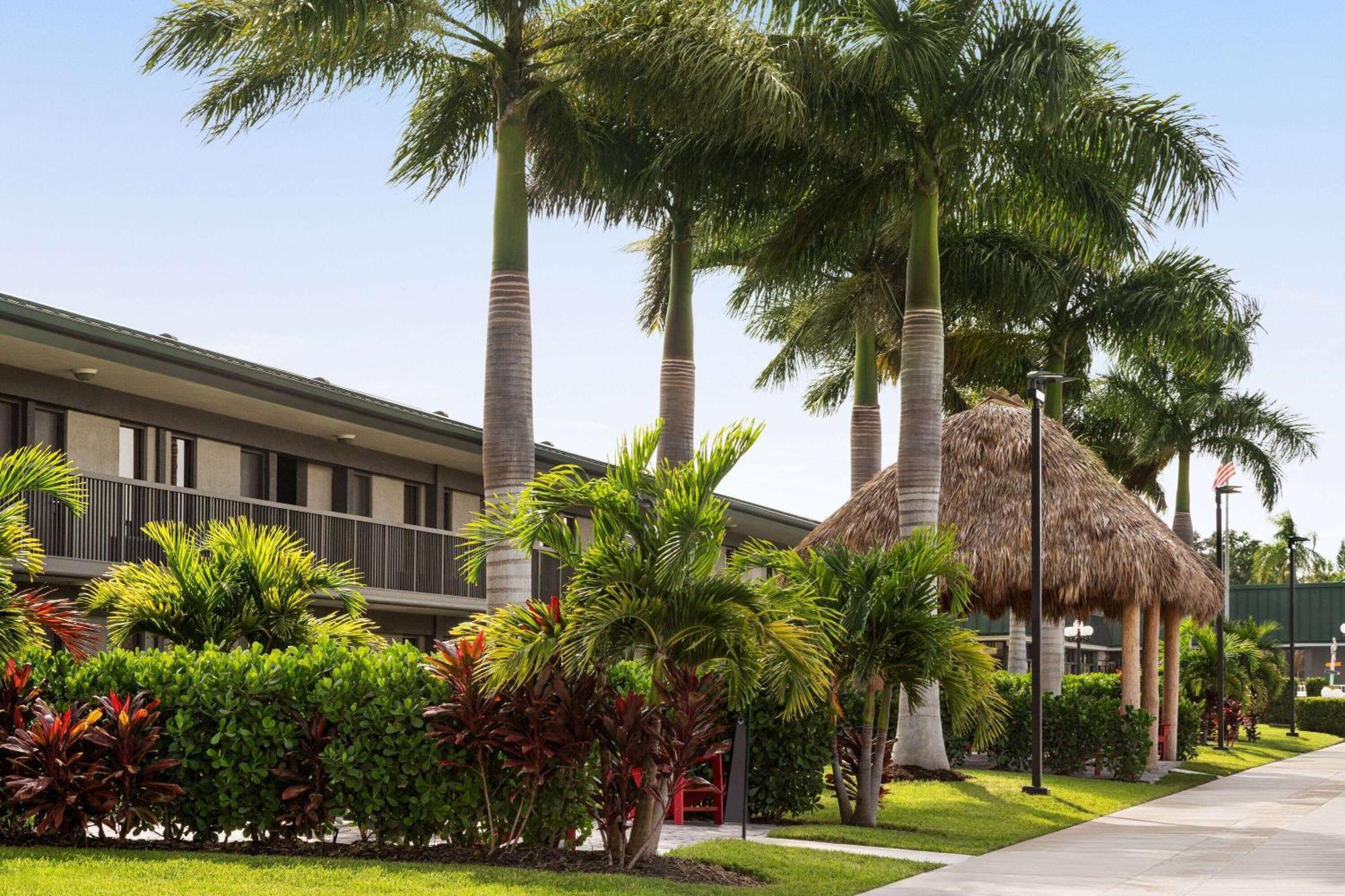 Ramada By Wyndham Sarasota Waterfront Hotel South Bradenton Exterior photo