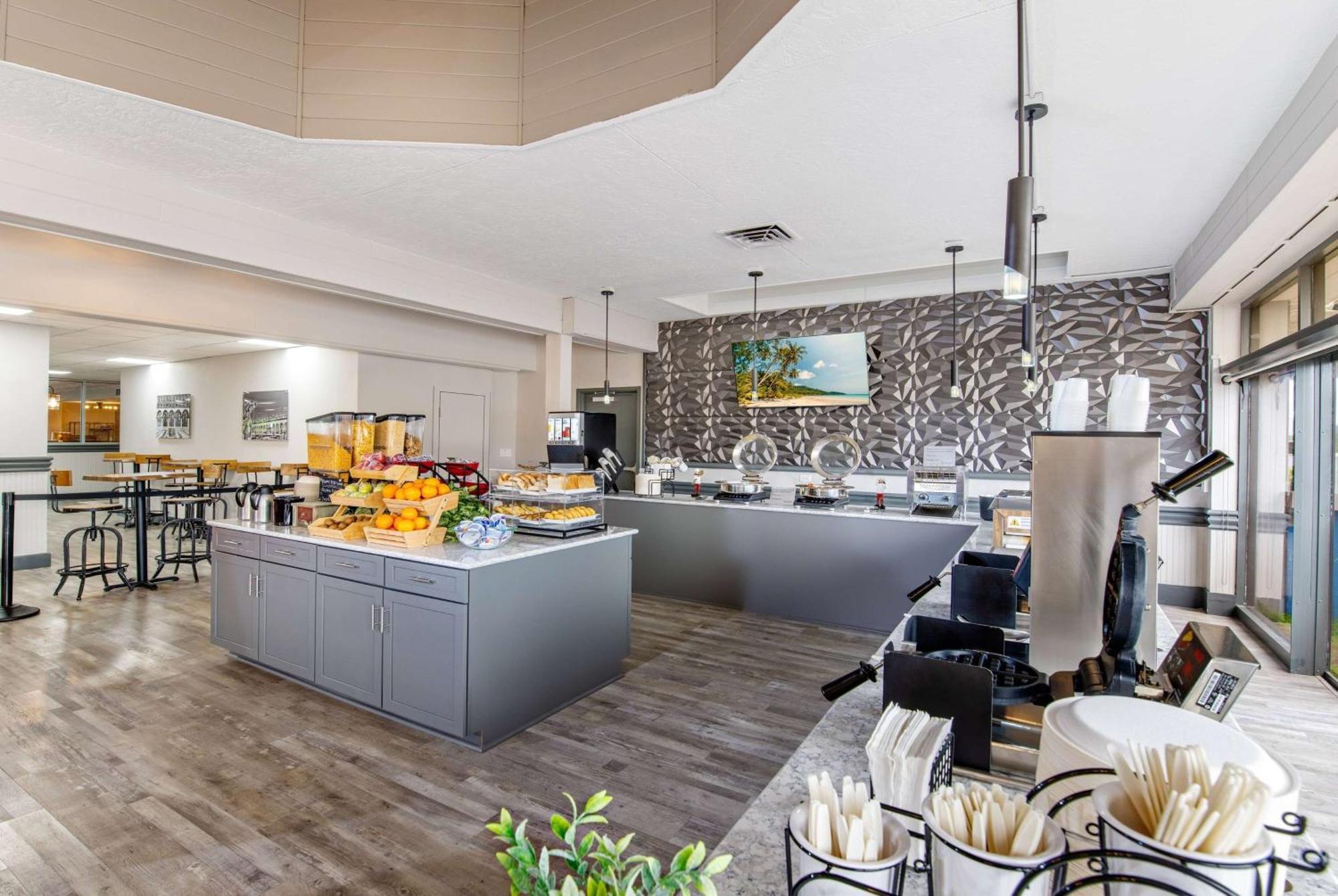Ramada By Wyndham Sarasota Waterfront Hotel South Bradenton Exterior photo